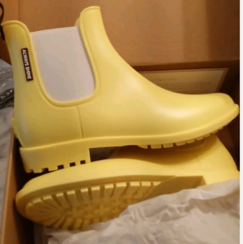Woman's rain boots 8